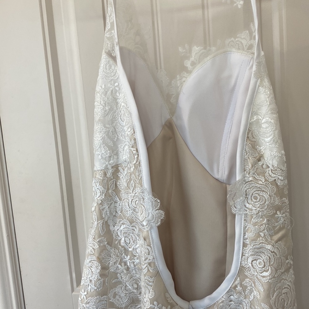 Beautiful lace wedding dress with sheer lace train - Picture 6 of 7